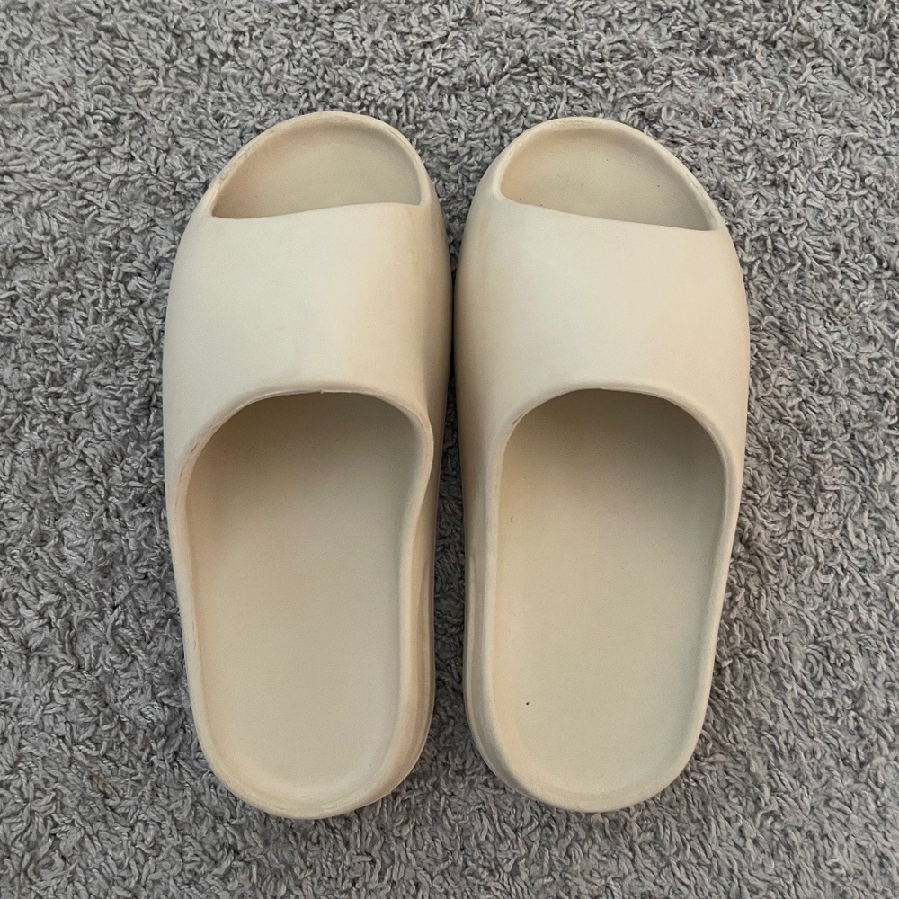 Beige lounge slides